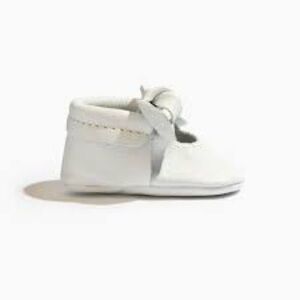 Freshly Picked white leather knotted bow moccasins size 4‎